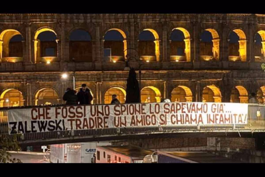 Lo striscione comparso a Roma contro Nicola Zalewski