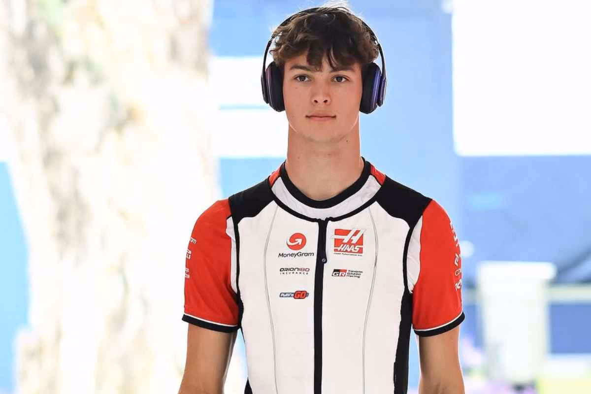 Oliver Bearman con le cuffie 