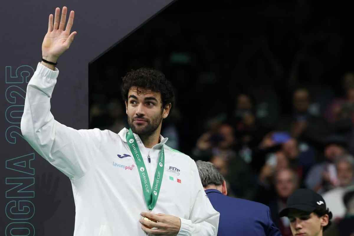 Matteo Berrettini saluta dopo il trionfo in Davis