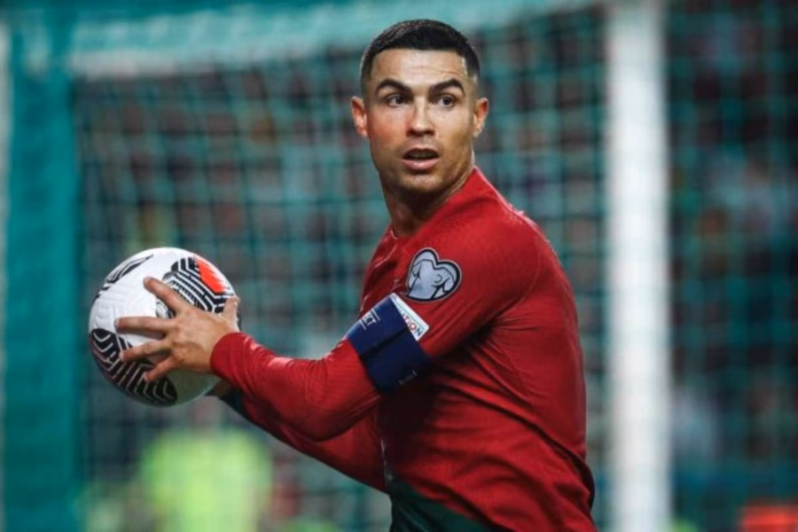 Cristiano Ronaldo batte il robot