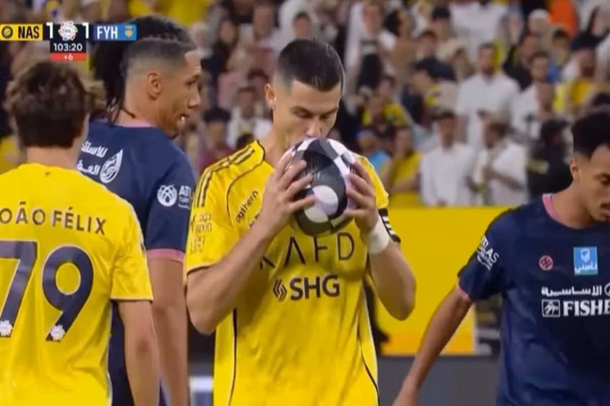 Cristiano Ronaldo prima del rigore che ha deciso Al-Nassr contro Al-Fayha