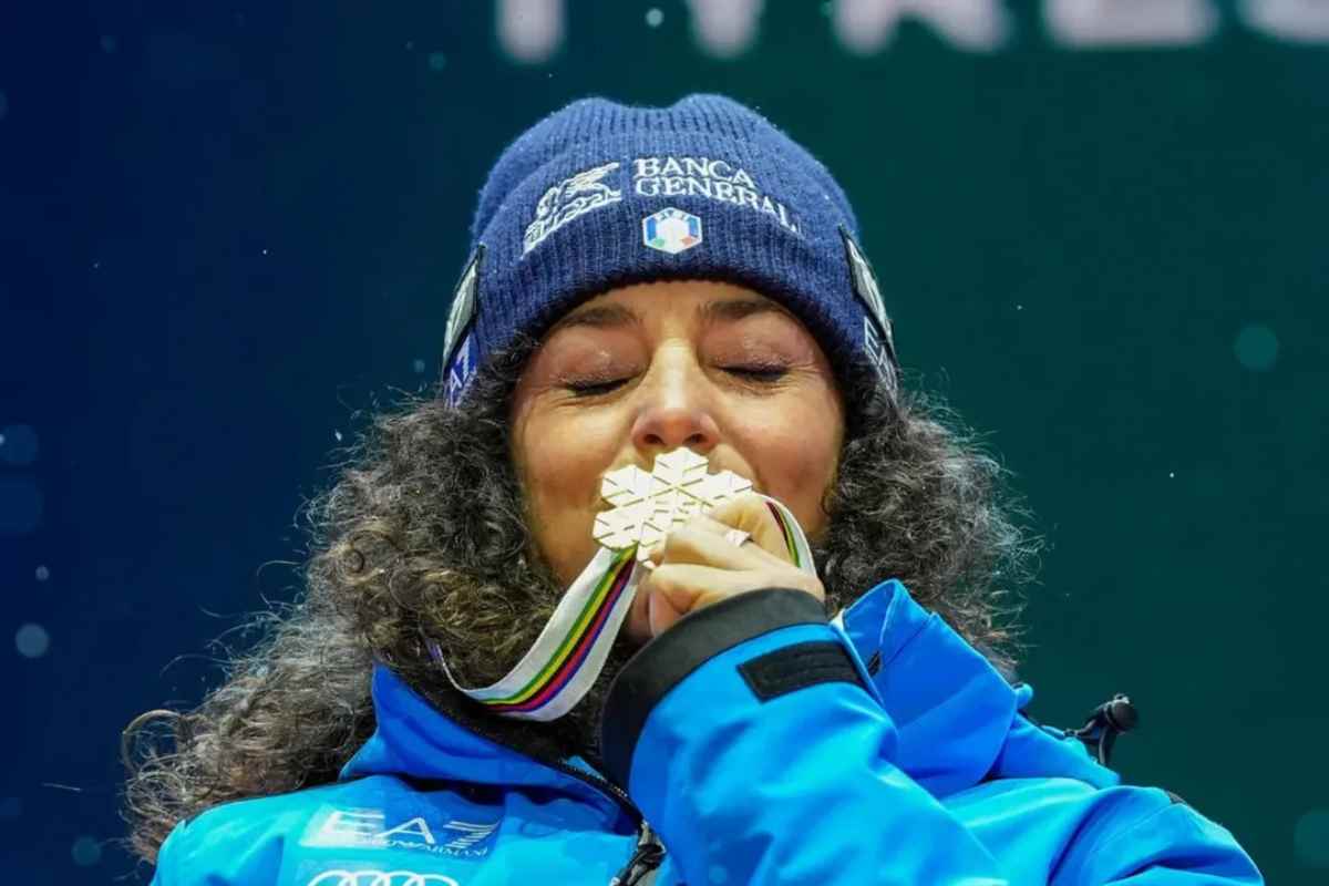 Federica Brignone bacia la medaglia