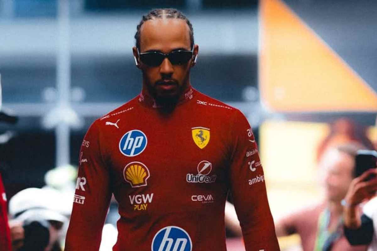 Lewis Hamilton cammina nel paddock con gli occhiali da sole