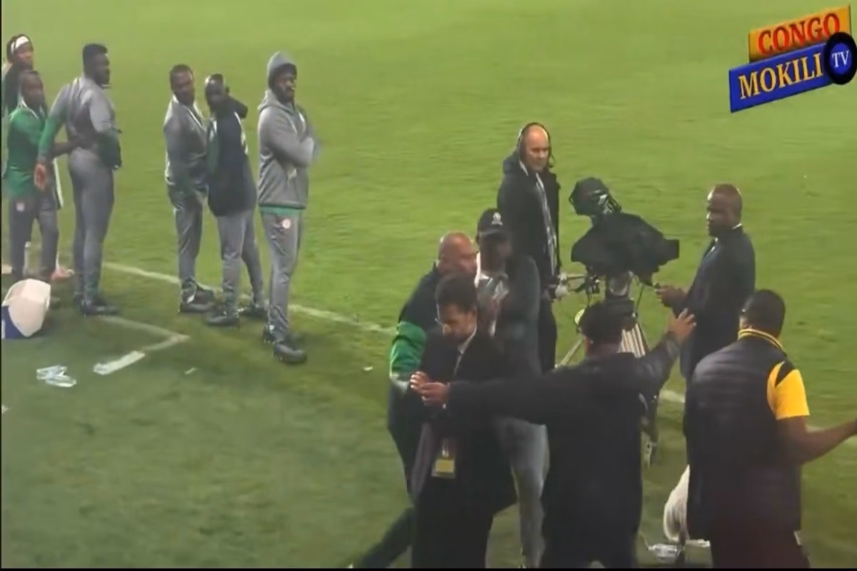 Nigeria, il ct Chelle perde la testa 