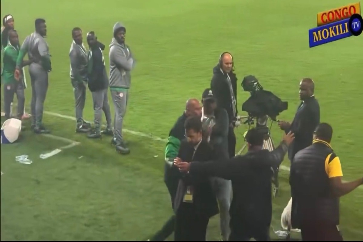 Nigeria, il ct Chelle perde la testa 