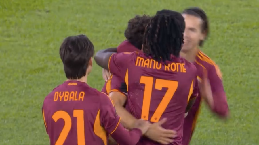 L’esultanza della Roma, capolista della Serie A