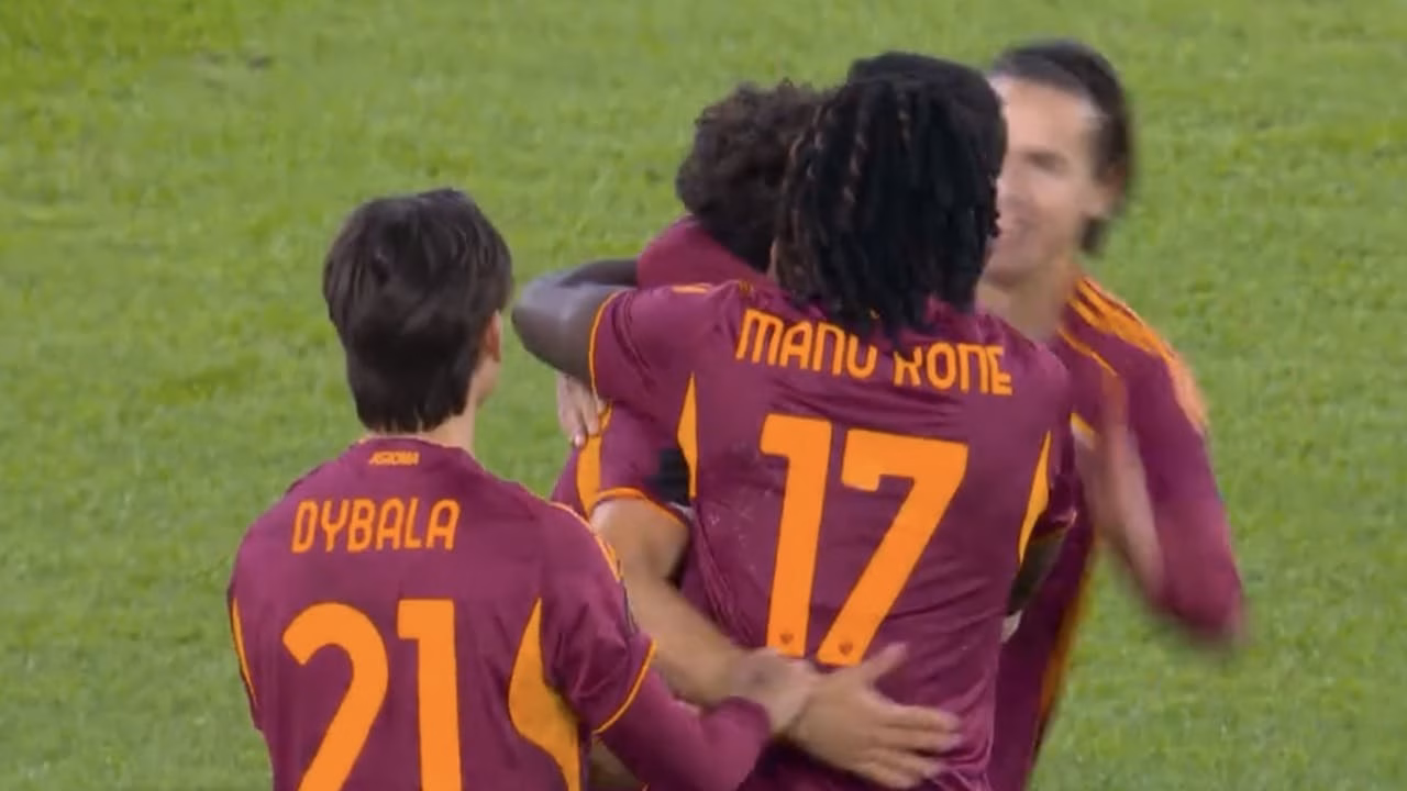L’esultanza della Roma, capolista della Serie A