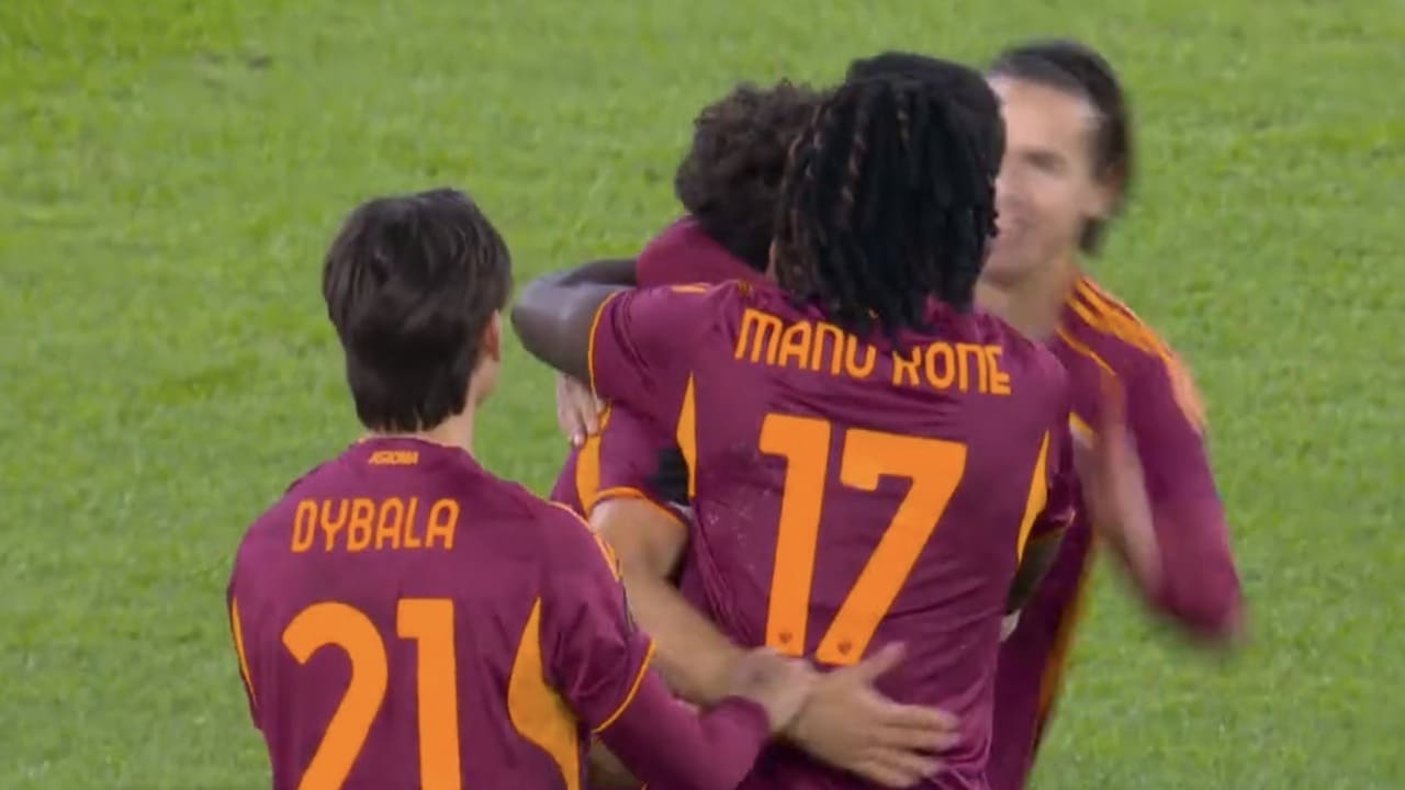 L’esultanza della Roma, capolista della Serie A