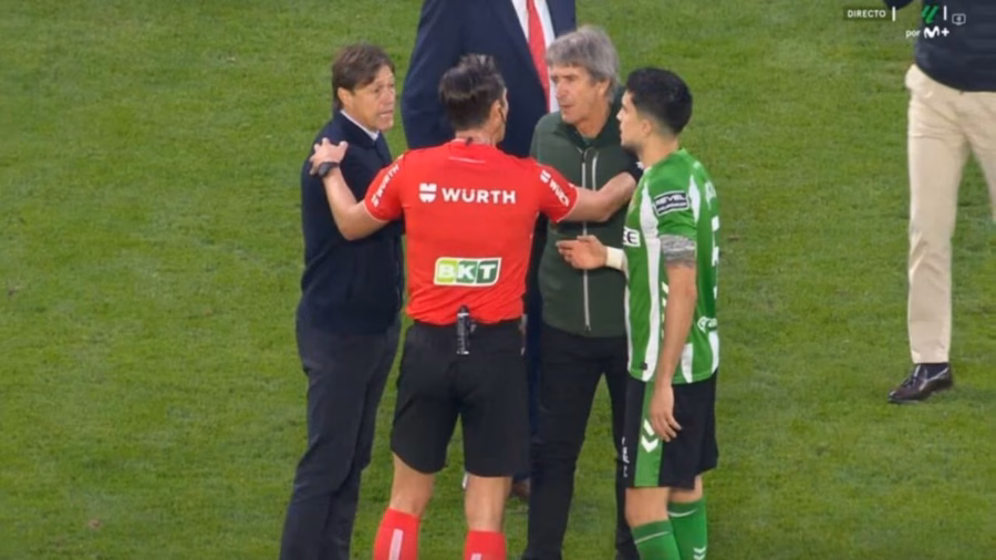 Munuera Montero, arbitro del derby di Siviglia parla con Almeyda e Pellegrini