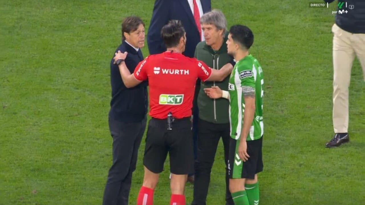 Munuera Montero, arbitro del derby di Siviglia parla con Almeyda e Pellegrini