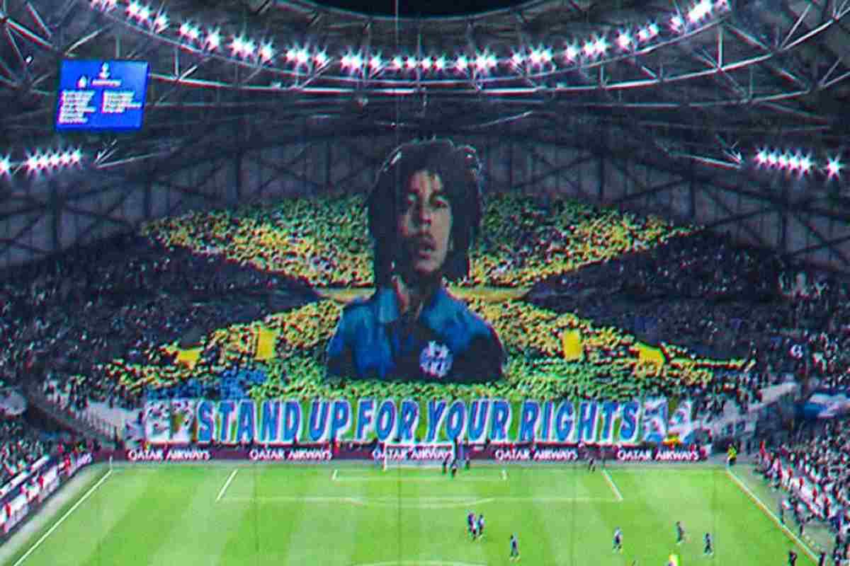La coreografia dei tifosi del Marsiglia nella sfida contro l'Atalanta