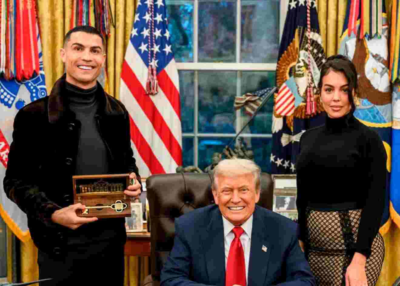 Ronaldo e la chiave che gli è stata consegnata da Trump