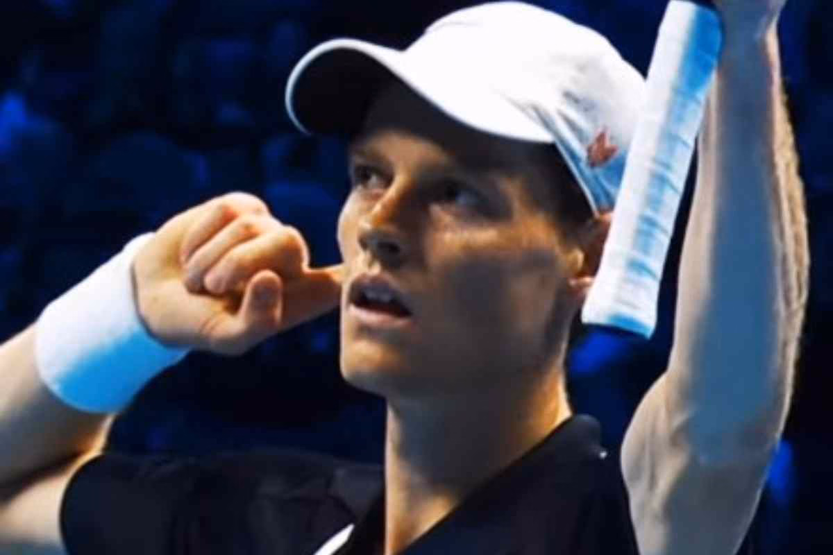 Jannik Sinner si porta il dito all'orecchio