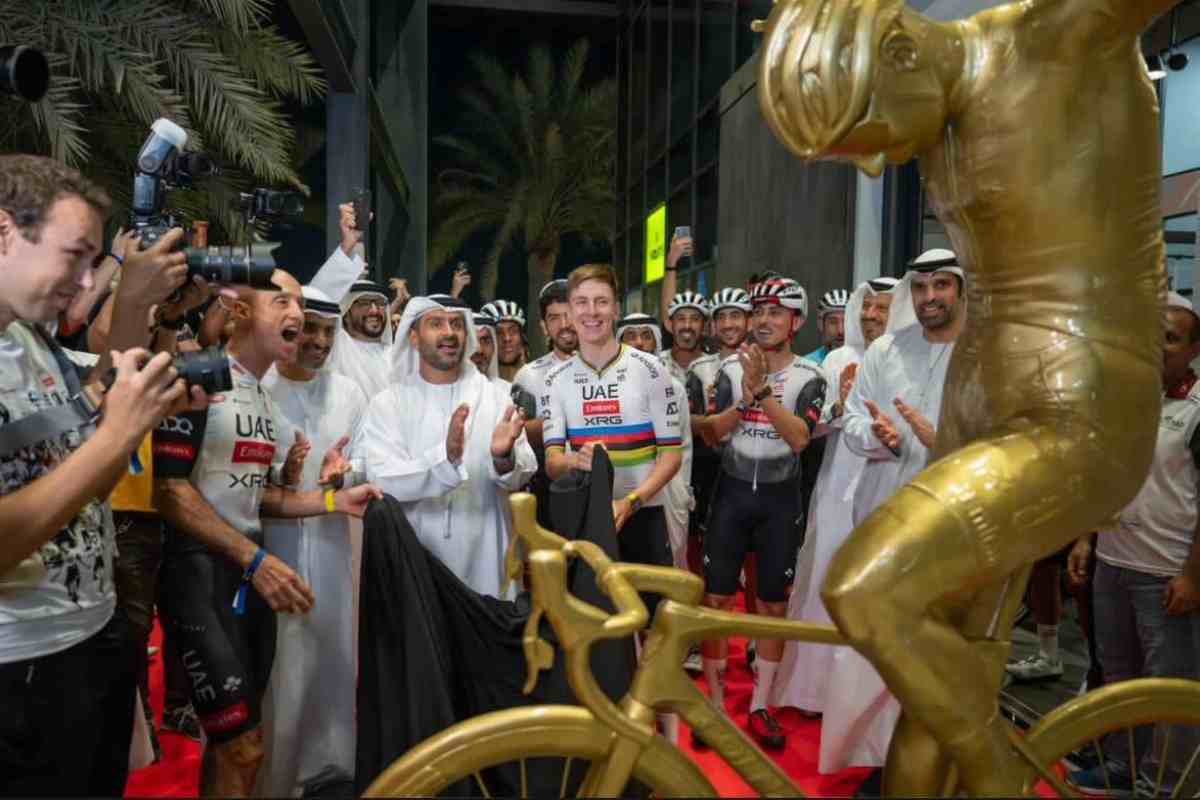 Pogacar statua d'oro per lui 