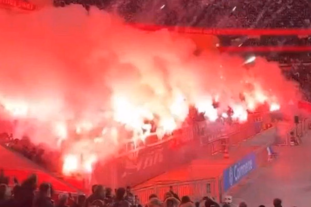 tifosi Ajax lanciano fuochi d'artificio