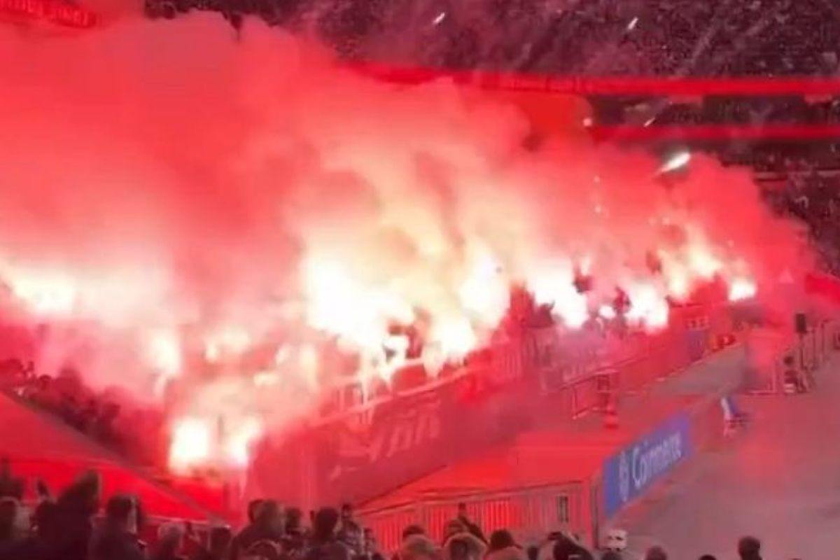 tifosi Ajax lanciano fuochi d'artificio