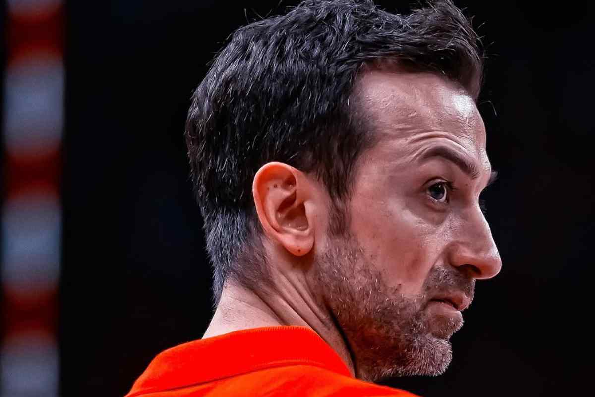 Daniele Santarelli di spalle