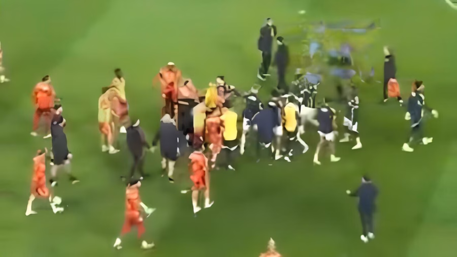 Le immagini della rissa tra Fenerbahce e Galatasaray prima del fischio d’inizio