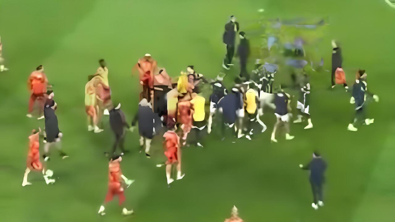 Le immagini della rissa tra Fenerbahce e Galatasaray prima del fischio d’inizio