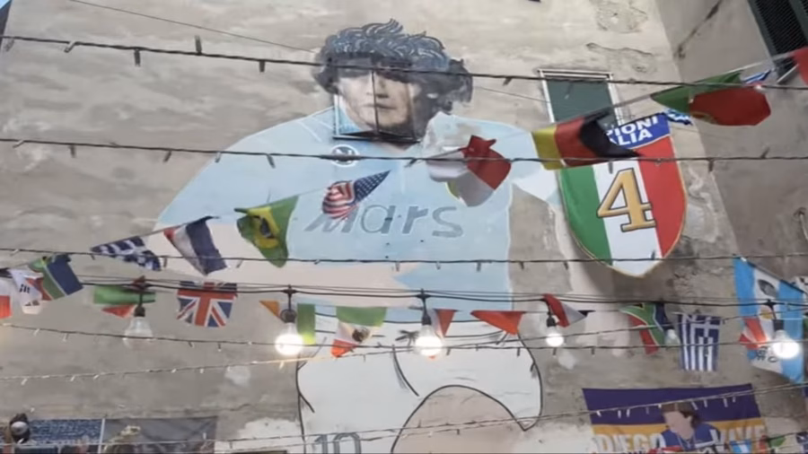 Il murale di largo Maradona