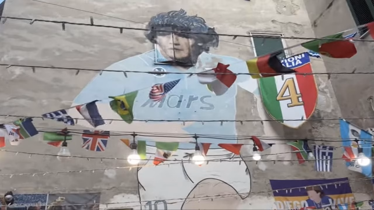 Il murale di largo Maradona