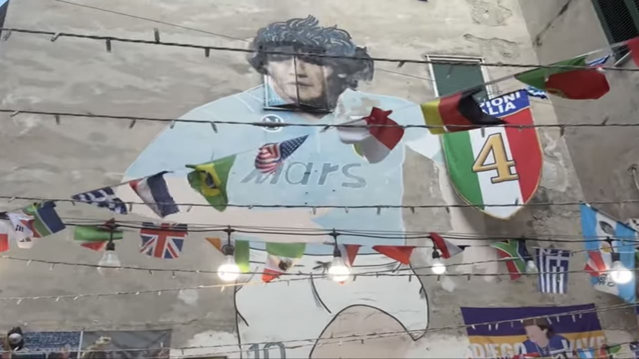 Il murale di largo Maradona