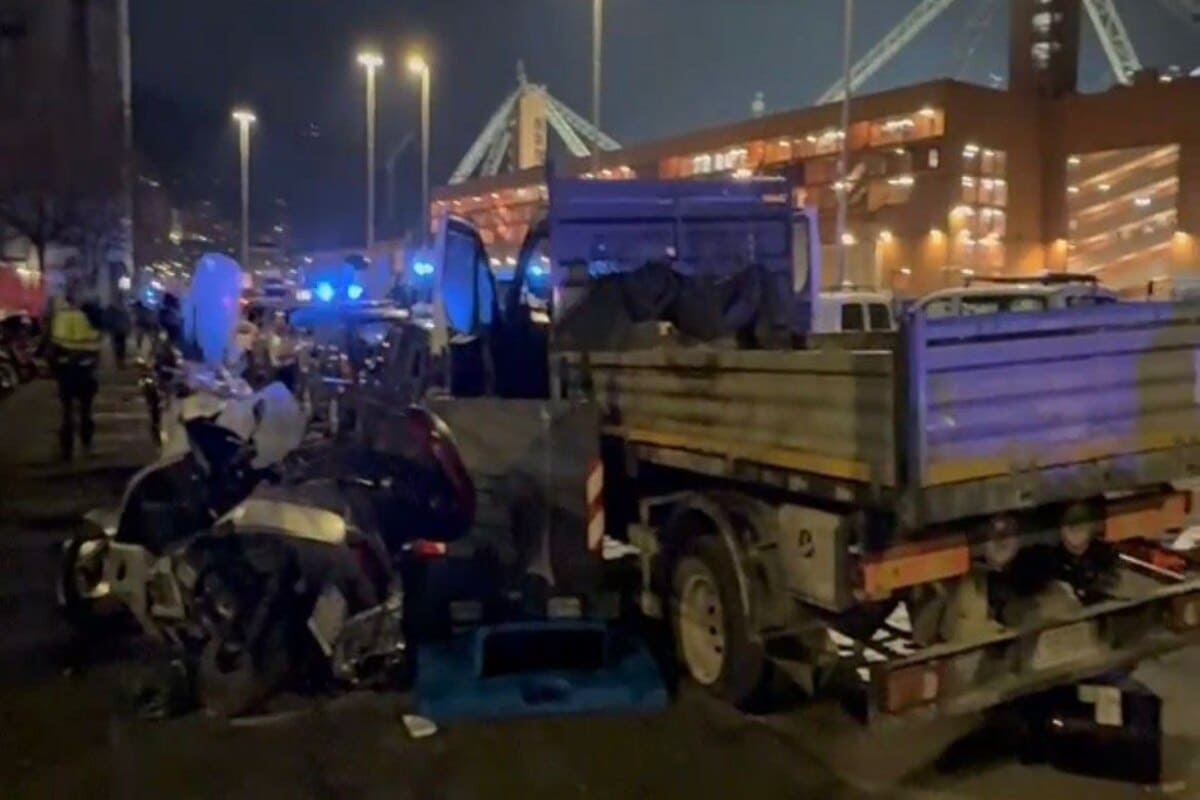 Le auto incendiate fuori da Marassi prima di Genoa-Inter