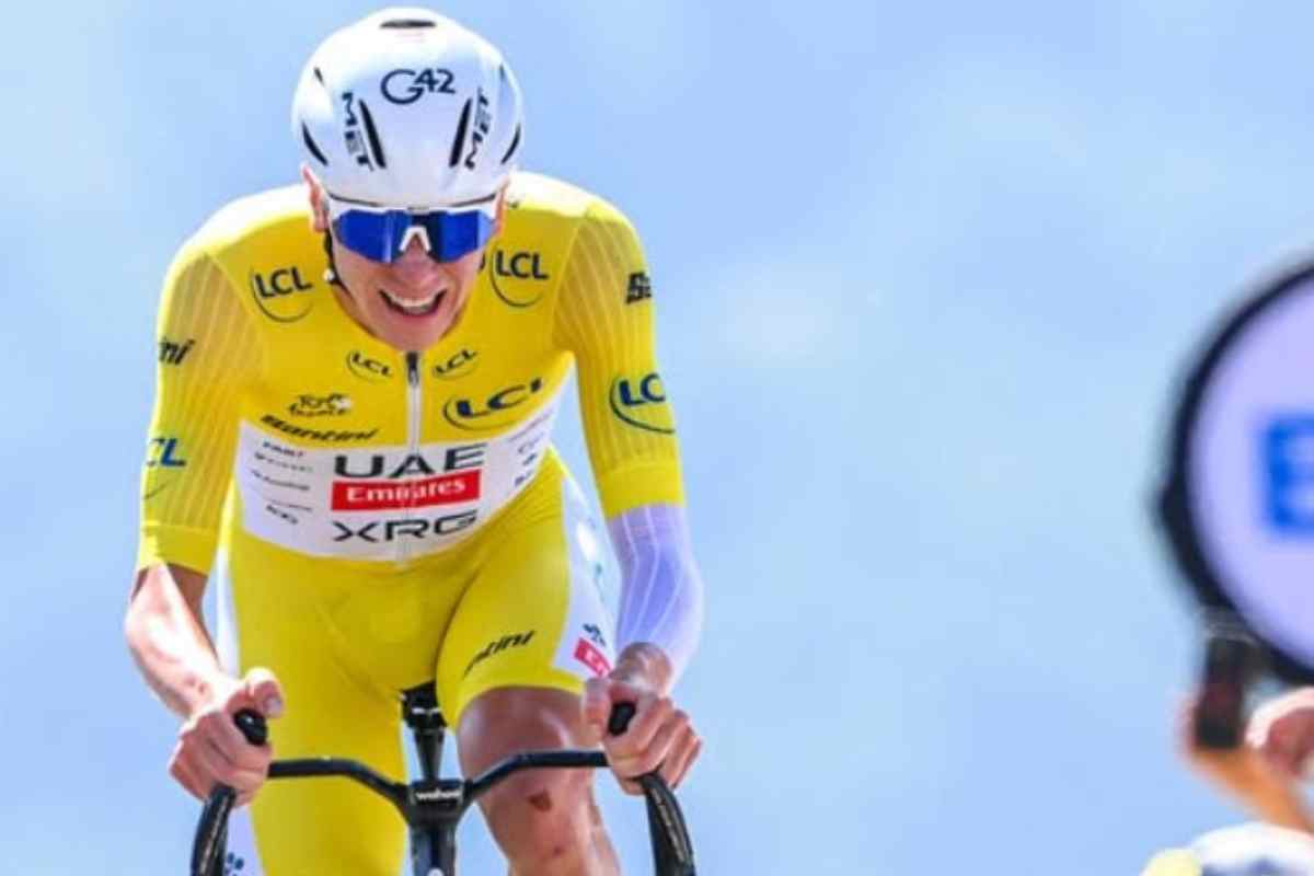 Tadej Pogacar in sella alla sua bici