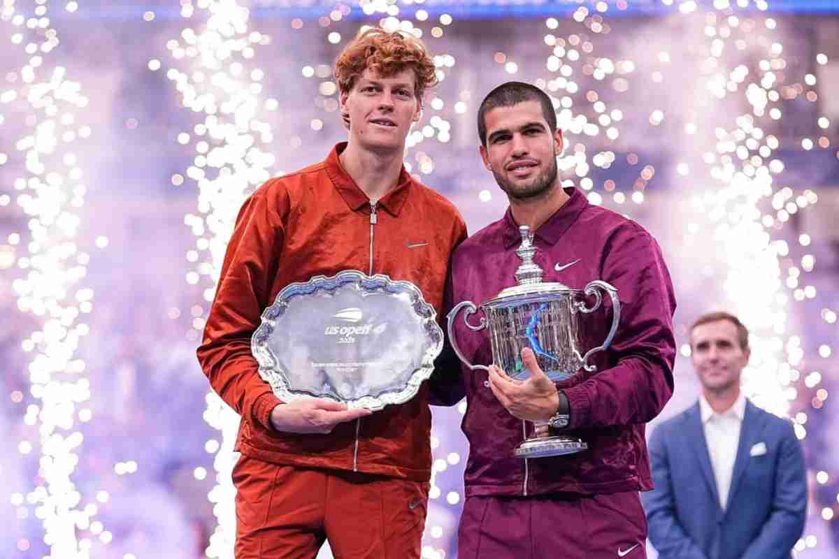 Jannik Sinner e Carlos Alcaraz con i trofei in mano