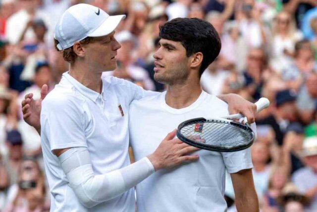 Jannik Sinner e Carlos Alcaraz si abbracciano a fine match