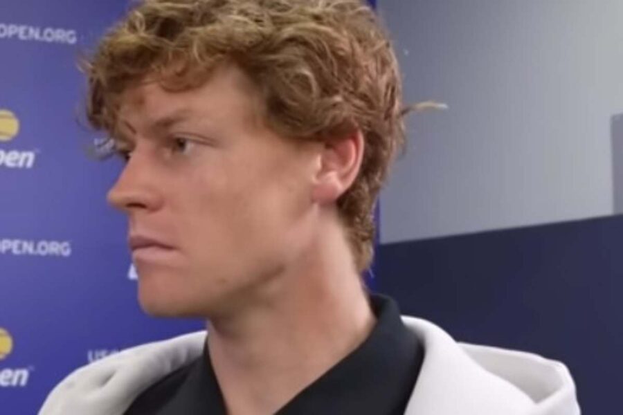 Jannik Sinner con lo sguardo deluso