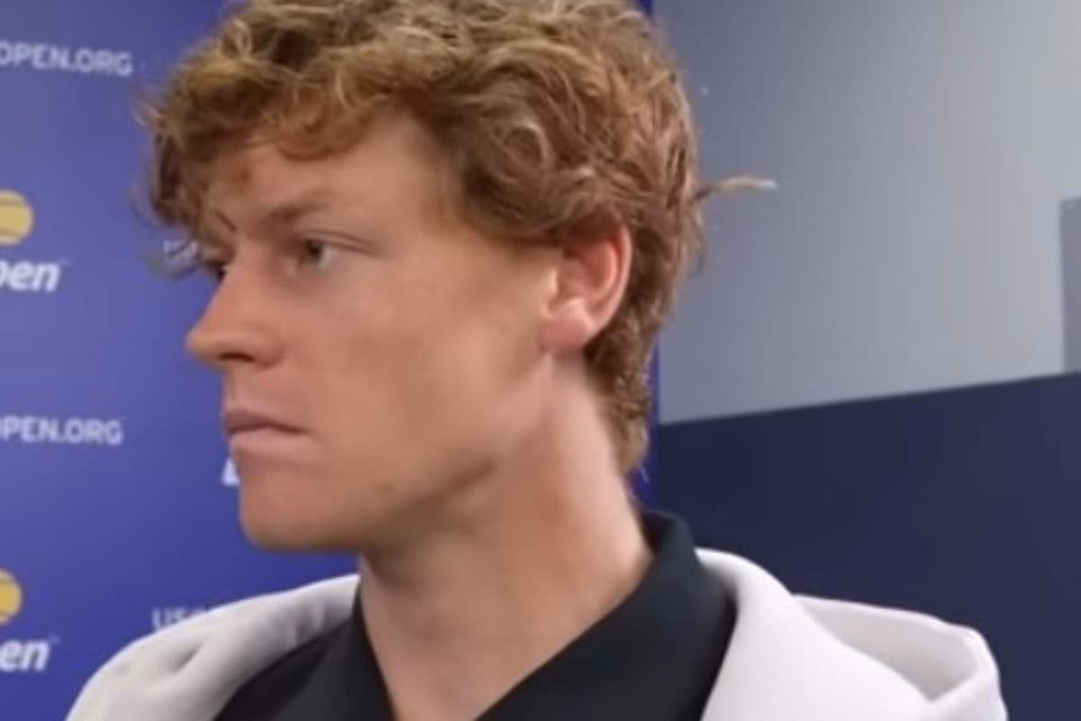 Jannik Sinner con lo sguardo deluso