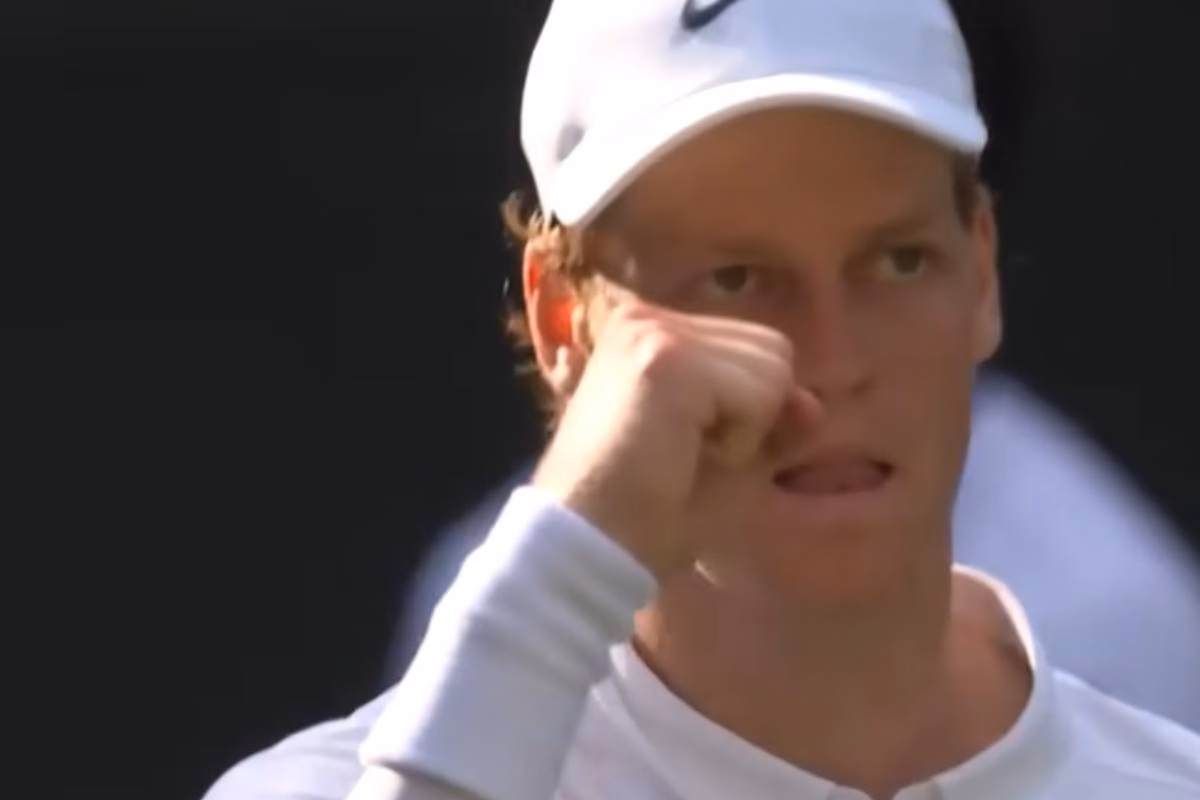 Jannik Sinner esulta dopo un punto 