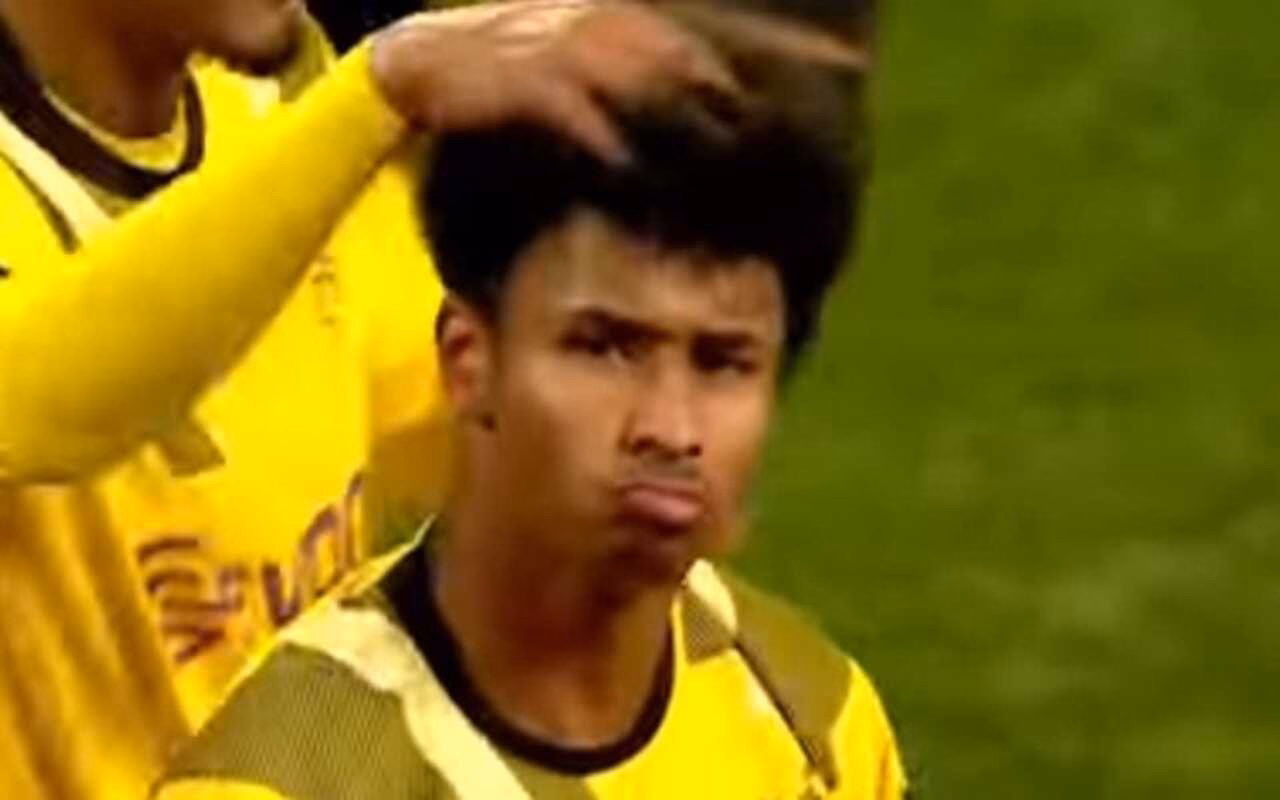 Inter e Napoli, suggestione Adeyeni: chiesta la cessione al Dortmund. C’è lo zampino della moglie