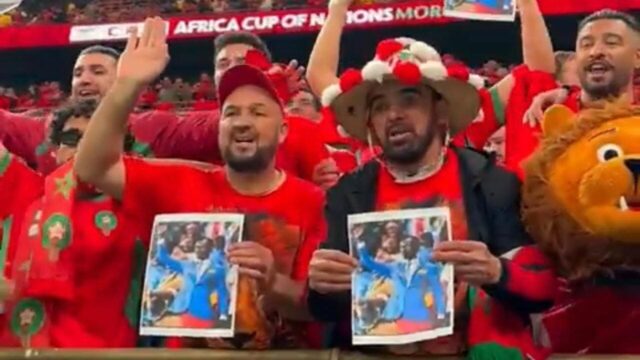 I tifosi del Marocco osannano Lumumba durante la semifinale col Camerun