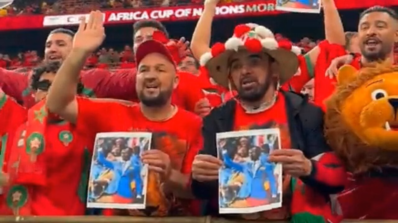 I tifosi del Marocco osannano Lumumba durante la semifinale col Camerun