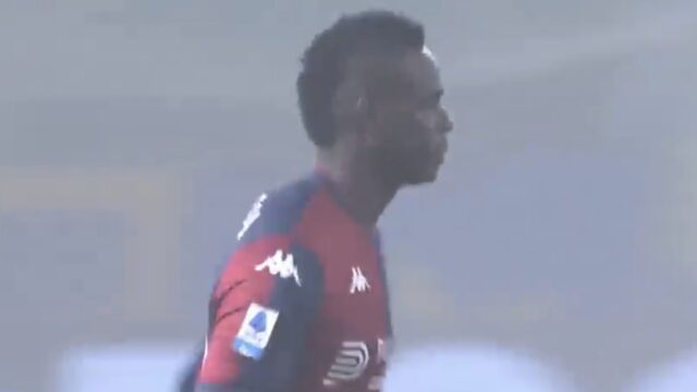 Mario Balotelli con la maglia del Genoa