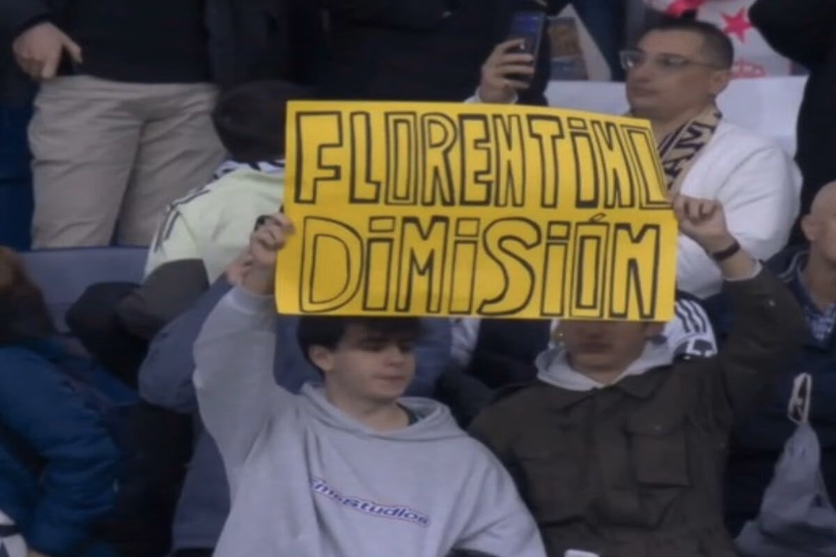 Real Madrid, i tifosi contestano Florentino Perez